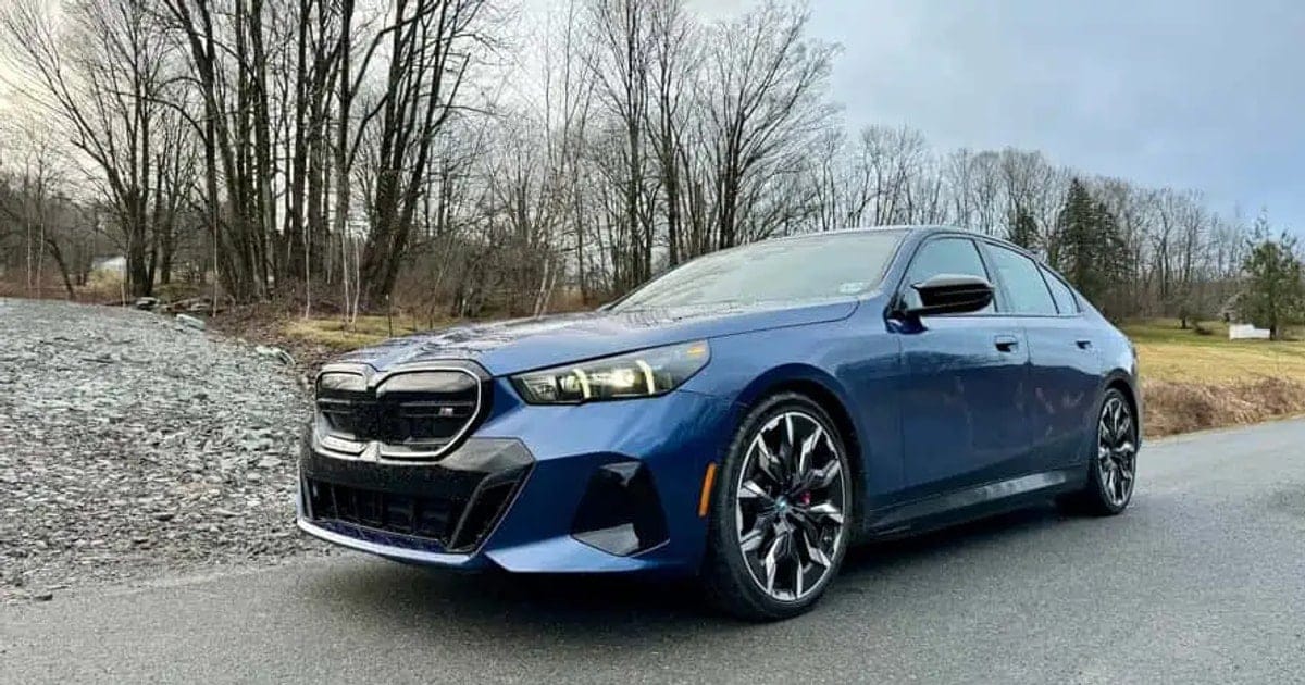 BMW i5 ปี 2026 สหรัฐฯ เลือกใช้ NACS ของ Tesla: จุดเปลี่ยนครั้งใหญ่สำหรับอนาคตรถยนต์ไฟฟ้า
