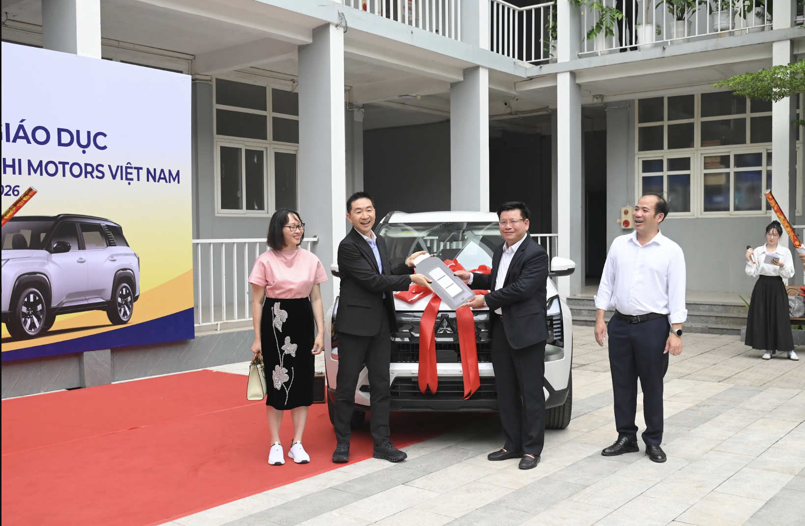มิตซูบิชิ มอเตอร์ส เวียดนาม หนุนการศึกษา มอบรถยนต์ 15 คันแก่ 15 มหาวิทยาลัยทั่วประเทศ