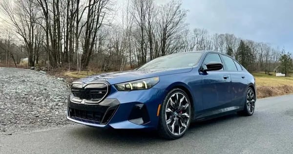 BMW i5 ปี 2026 สหรัฐฯ เลือกใช้ NACS ของ Tesla: จุดเปลี่ยนครั้งใหญ่สำหรับอนาคตรถยนต์ไฟฟ้า