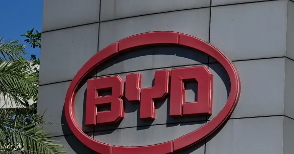 BYD เขย่าวงการรถยนต์ไฟฟ้า: เปิดตัวแบตเตอรี่ชาร์จเร็วพิเศษ 12 นาที วิ่งได้ 777 กม.!